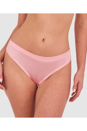 Kris wears a size 10C bra and size 10 underwear. She is 181cm tall and has measurements of 84cm bust a 66cm waist and 99cm hips.