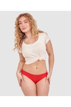 Tay G wears a size 12DD bra and size 12 underwear. She is 161cm tall and has measurements of 92cm bust a 71cm waist and 101cm hips.