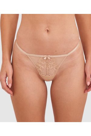 Sianie  wears a size 10 B/C bra and size 10 underwear. She is 175cm tall and has measurements of 85cm bust a 66cm waist and 93cm hips.