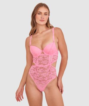 Sianie  wears a size 10 B/C bra and size 10 underwear. She is 175cm tall and has measurements of 85cm bust a 66cm waist and 93cm hips.