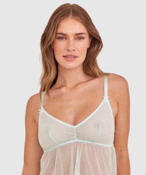 Sianie  wears a size 10 B/C bra and size 10 underwear. She is 175cm tall and has measurements of 85cm bust a 66cm waist and 93cm hips.
