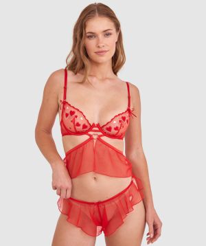 Sianie  wears a size 10 B/C bra and size 10 underwear. She is 175cm tall and has measurements of 85cm bust a 66cm waist and 93cm hips.