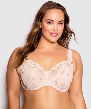 Cameron is wearing a 12DD bra and 12 underwear, with waist 72cm/28in, and hip 88cm/34.5in. She stands at 165cm/5'5in.