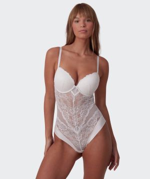 Jayde is wearing a 10DD bra and 10 underwear, with bust 86cm/34in, waist 70cm/27.5in, and hip 99cm/39in. She stands at 181cm/5'11in.