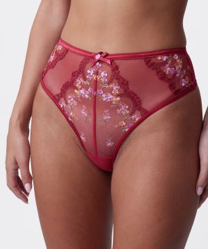 Jayde is wearing a 10DD bra and 10 underwear, with bust 86cm/34in, waist 70cm/27.5in, and hip 99cm/39in. She stands at 181cm/5'11in.