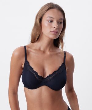 Jayde is wearing a 10DD bra and 10 underwear, with bust 86cm/34in, waist 70cm/27.5in, and hip 99cm/39in. She stands at 181cm/5'11in.