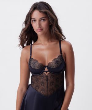 Kushi is wearing a 10C/S top and 10/S bottom, with bust 79cm/31in, waist 61cm/24in, and hip 91cm/36in. She stands at 173cm/5'8in.