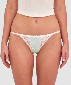 Kris wears a size 10C bra and size 10 underwear. She is 181cm tall and has measurements of 84cm bust a 66cm waist and 99cm hips.