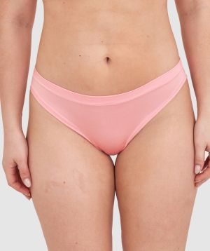 Tay G wears a size 12DD bra and size 12 underwear. She is 161cm tall and has measurements of 92cm bust a 71cm waist and 101cm hips.
