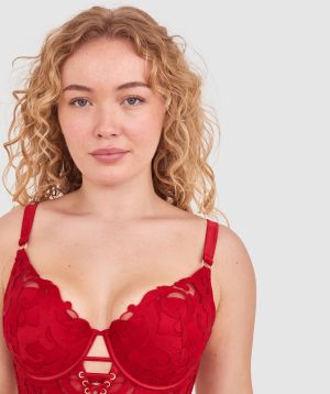 Tay G wears a size 12DD bra and size 12 underwear. She is 161cm tall and has measurements of 92cm bust a 71cm waist and 101cm hips.