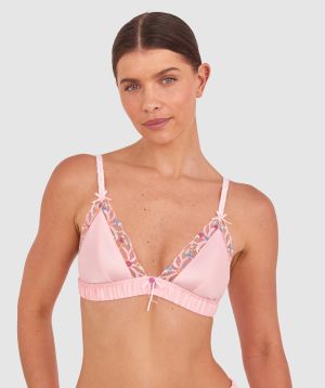Kris wears a size 10C bra and size 10 underwear. She is 181cm tall and has measurements of 84cm bust a 66cm waist and 99cm hips.