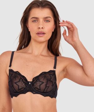 Kris wears a size 10C bra and size 10 underwear. She is 181cm tall and has measurements of 84cm bust a 66cm waist and 99cm hips.