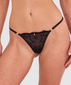 Kris wears a size 10C bra and size 10 underwear. She is 181cm tall and has measurements of 84cm bust a 66cm waist and 99cm hips.