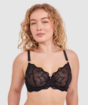 Tay G wears a size 12DD bra and size 12 underwear. She is 161cm tall and has measurements of 92cm bust a 71cm waist and 101cm hips.