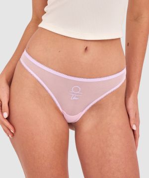 Kris wears a size 10C bra and size 10 underwear. She is 181cm tall and has measurements of 84cm bust a 66cm waist and 99cm hips.