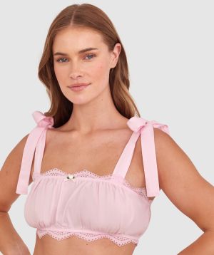 Sianie  wears a size 10 B/C bra and size 10 underwear. She is 175cm tall and has measurements of 85cm bust a 66cm waist and 93cm hips.