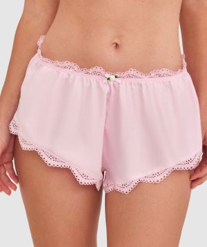 Sianie  wears a size 10 B/C bra and size 10 underwear. She is 175cm tall and has measurements of 85cm bust a 66cm waist and 93cm hips.