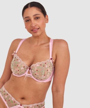 Terri-Leigh wears a size 12DD and size 12 underwear. She is a size 12 Is 177cm tall with a 98cm bust and 79cm waist and 79cm hips.