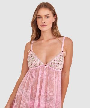 Sianie  wears a size 10 B/C bra and size 10 underwear. She is 175cm tall and has measurements of 85cm bust a 66cm waist and 93cm hips.