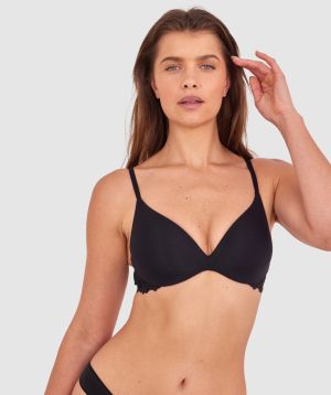 Kris wears a size 10C bra and size 10 underwear. She is 181cm tall and has measurements of 84cm bust a 66cm waist and 99cm hips.