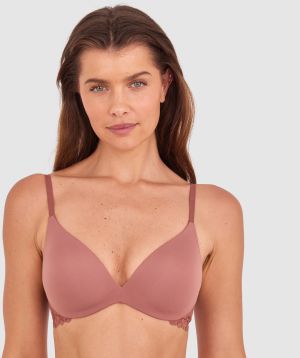 Kris wears a size 10C bra and size 10 underwear. She is 181cm tall and has measurements of 84cm bust a 66cm waist and 99cm hips.