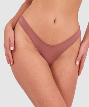 Kris wears a size 10C bra and size 10 underwear. She is 181cm tall and has measurements of 84cm bust a 66cm waist and 99cm hips.