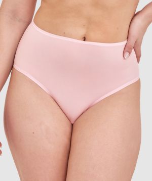 Tay G wears a size 12DD bra and size 12 underwear. She is 161cm tall and has measurements of 92cm bust a 71cm waist and 101cm hips.