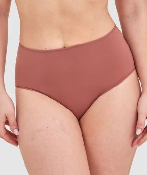 Tay G wears a size 12DD bra and size 12 underwear. She is 161cm tall and has measurements of 92cm bust a 71cm waist and 101cm hips.