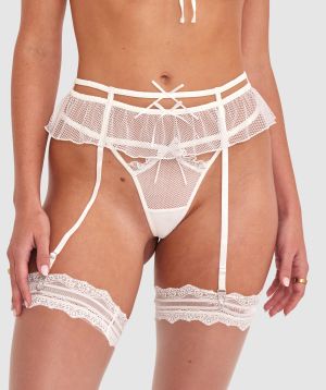 Olivia is wearing a 10B/C top and 10 bottom with bust 81cm/32in waist 65cm/25 1/2in and hip 99cm/39in. She stands at 177cm/5'9in.