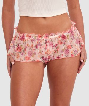 Olivia is wearing a 10B/C top and 10 bottom with bust 81cm/32in waist 65cm/25 1/2in and hip 99cm/39in. She stands at 177cm/5'9in.