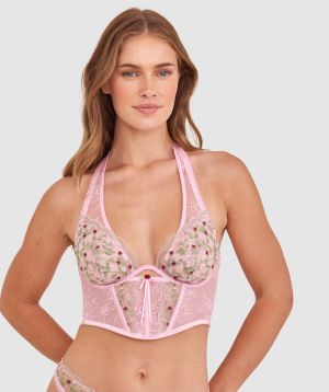 Sianie  wears a size 10 B/C bra and size 10 underwear. She is 175cm tall and has measurements of 85cm bust a 66cm waist and 93cm hips.