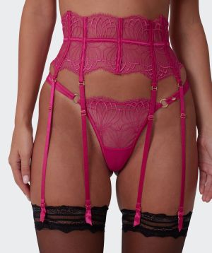 Terri-Leigh wears a size 12DD and size 12 underwear. She is a size 12 Is 177cm tall with a 98cm bust and 79cm waist and 79cm hips.