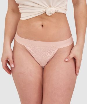 Tay G wears a size 12DD bra and size 12 underwear. She is 161cm tall and has measurements of 92cm bust a 71cm waist and 101cm hips.